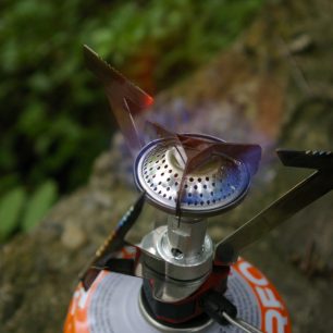 Zapálený vařič Coleman Fyrelite Start.