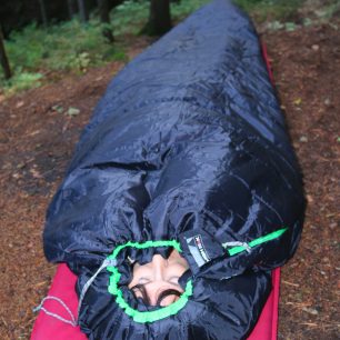 Do spacáku se vejde žena i urostlý muž