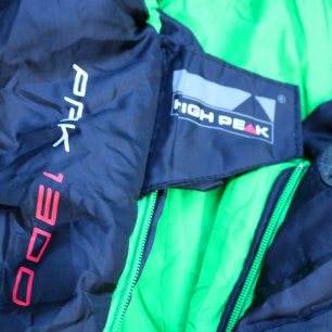 Detail klopy se suchým zipem, bránícím nechtěnému rozepnutí límce