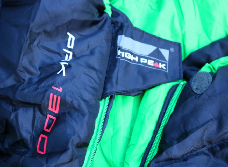 Detail klopy se suchým zipem, bránícím nechtěnému rozepnutí límce