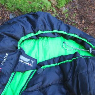 Otvor kolem hlavy lze snadno stáhnout a spolehlivě do zatepleného límce