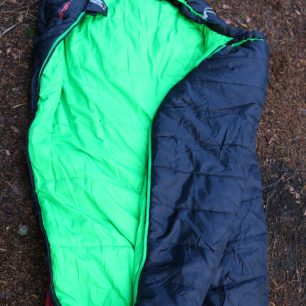 Výraznou barvu vnitřku spacáku lze v nouzi částečně využít i pro signalizaci