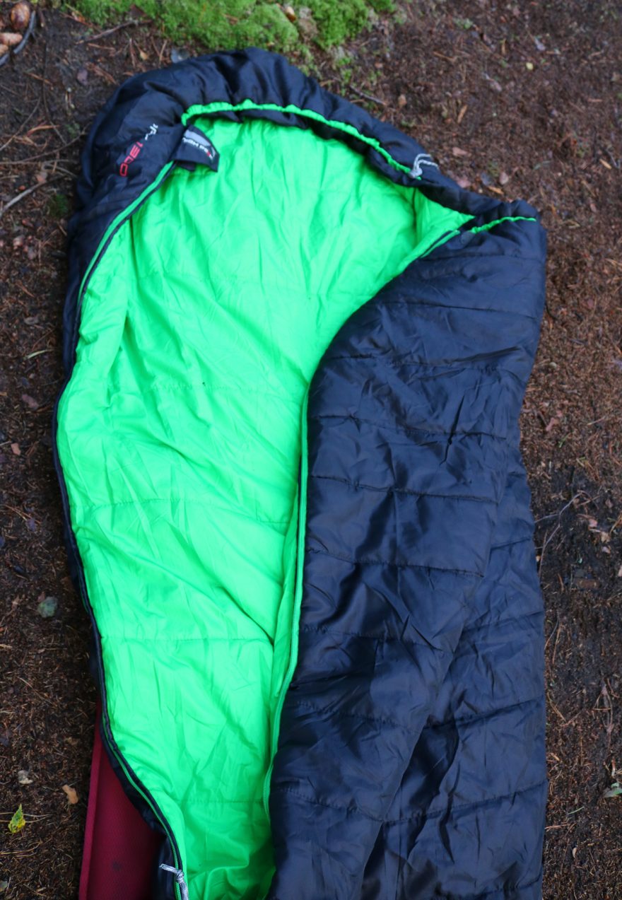 Výraznou barvu vnitřku spacáku lze v nouzi částečně využít i pro signalizaci