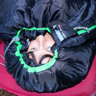 Zeteplený límec lze stáhnout tak, če spáči kouká ven jen minimum