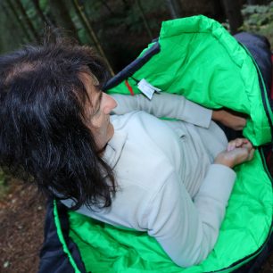 Zapínání spacáku je pohodlné 