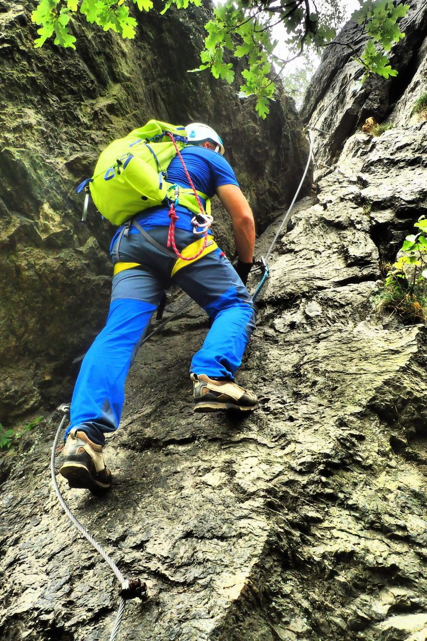 Batoh Salomon X ALP 30 je lehký a vůbec nevíte, že ho máte na zádech.