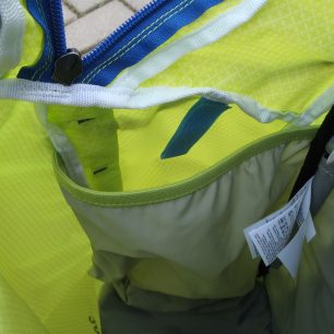 Boční vnitřní kapsa batohu Salomon X ALP 30 na camel bag, lavinovou sondu nebo na topůrko lopaty.