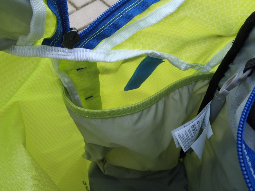 Boční vnitřní kapsa batohu Salomon X ALP 30 na camel bag, lavinovou sondu nebo na topůrko lopaty.