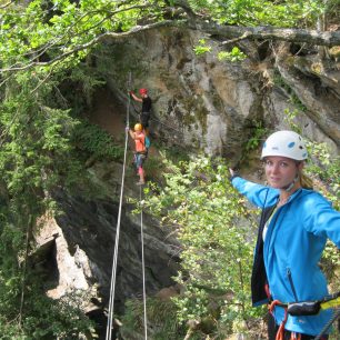 Bunda HANNAH Ellery je vhodná i na lezení po skalách, jen tak snadno ji neprodřete.