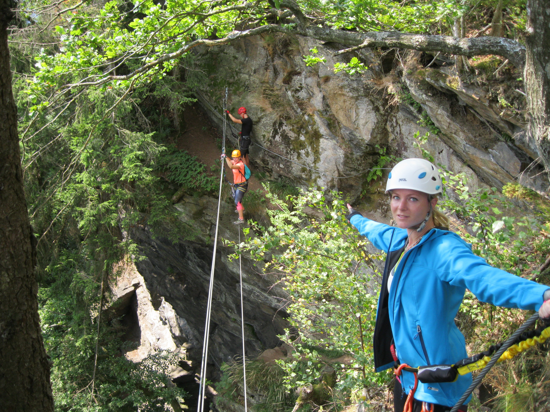 Bunda HANNAH Ellery je vhodná i na lezení po skalách, jen tak snadno ji neprodřete.