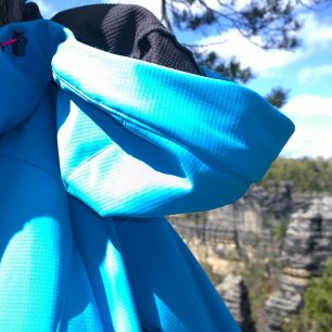 Bunda HANNAH Ellery má stahovací kapuci i dolní lem.