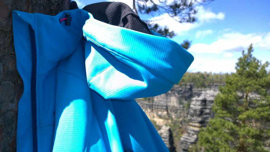 Bunda HANNAH Ellery má stahovací kapuci i dolní lem.