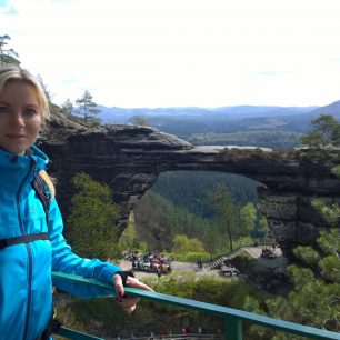 Celodenní túra s plným batohem v bundě HANNAH Ellery.