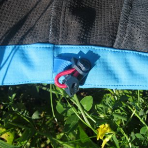 Detail samosvorky na spodním okraji bundy, stejná je i u kapuce dámské bundy HANNAH Ellery.