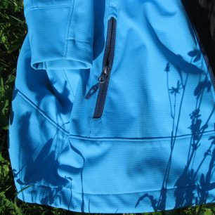 Detailní pohled na propracované zakončení bundy i rukávu bundy HANNAH Ellery.