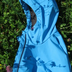 Kapuce HANNAH Ellery má opravdu vysoký límec.