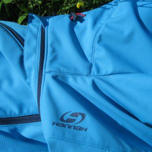 Nalevo na hrudi je malé logo Hannah.