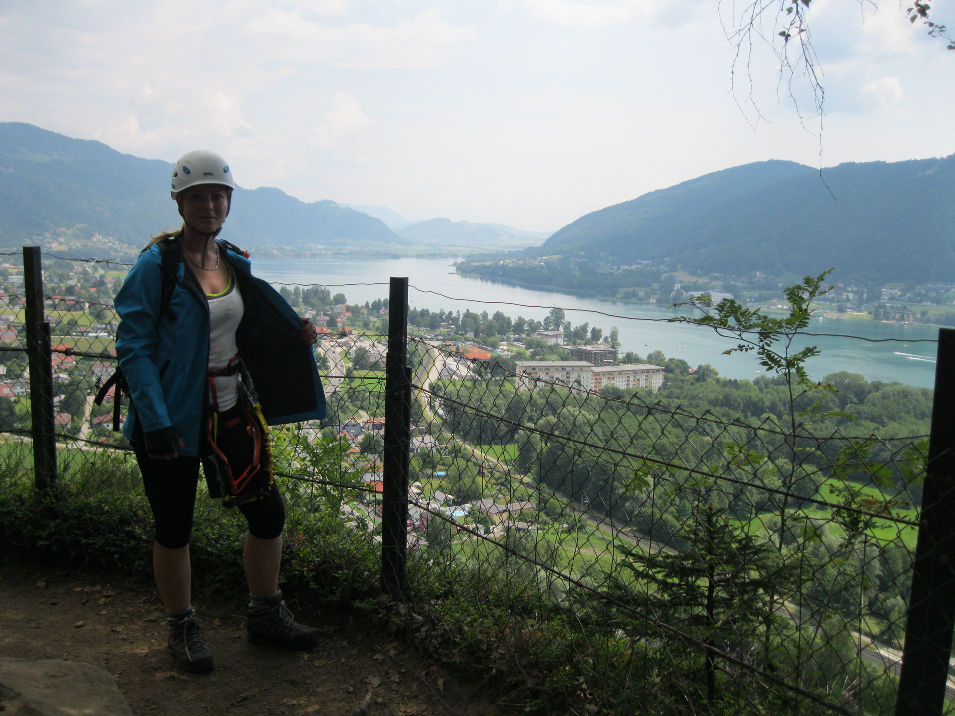 Občas na vrcholech fouká vítr a mít po ruce bundu, se prostě hodí.