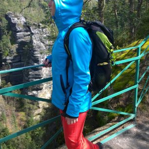 Vysoký stahovací límec s kapucí chrání proti větru.