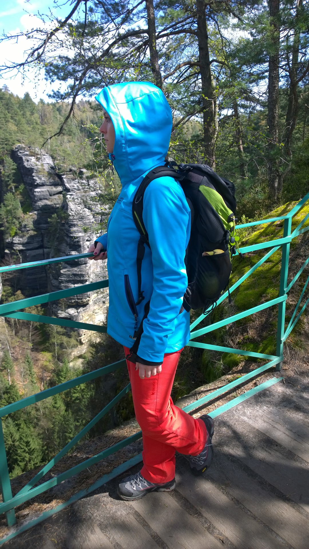 Vysoký stahovací límec s kapucí chrání proti větru.