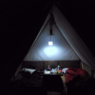 Využití solární lampy CoelSol LUNA při svícení ve stanu s podsadou.
