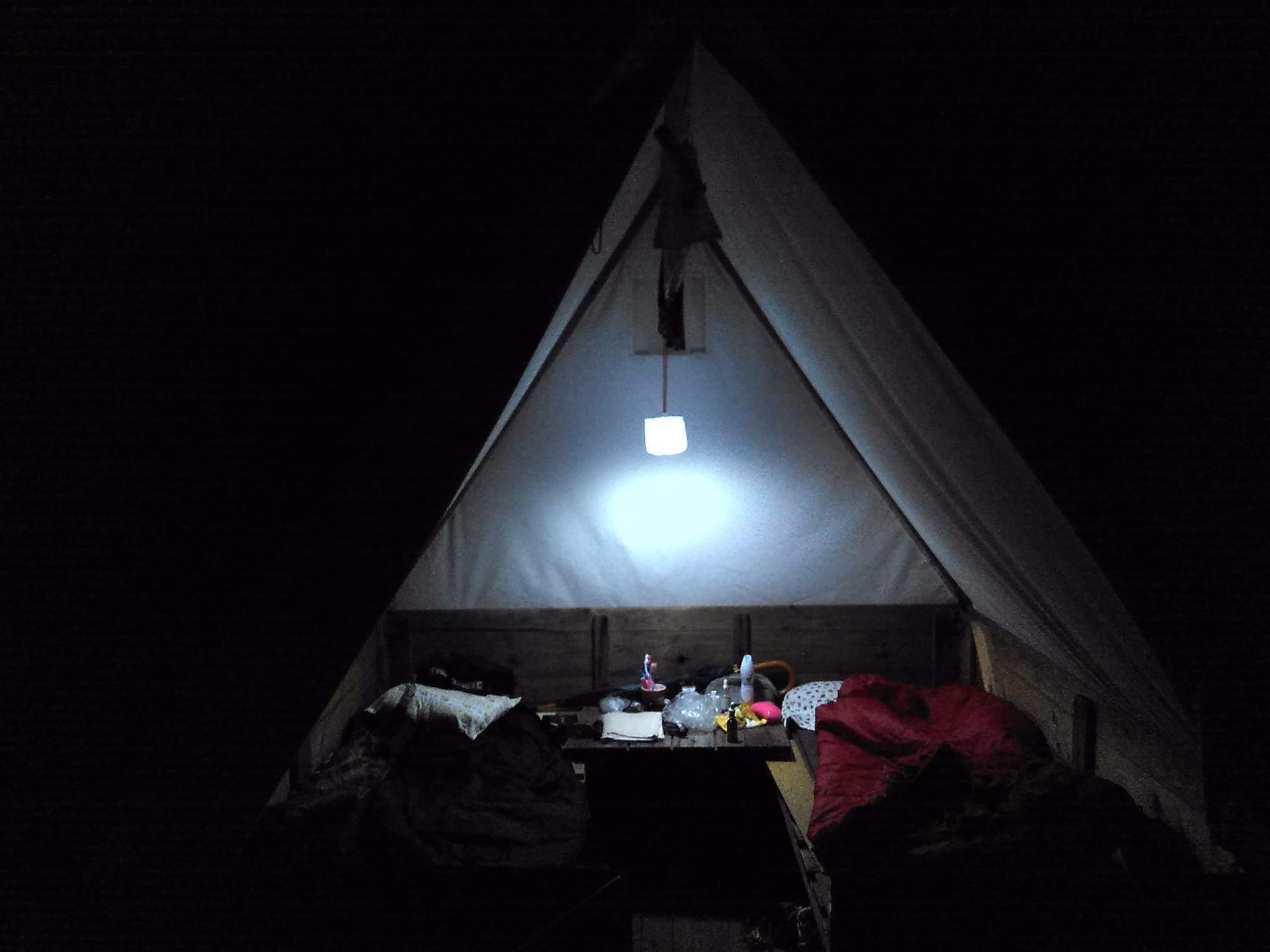 Využití solární lampy CoelSol LUNA při svícení ve stanu s podsadou.