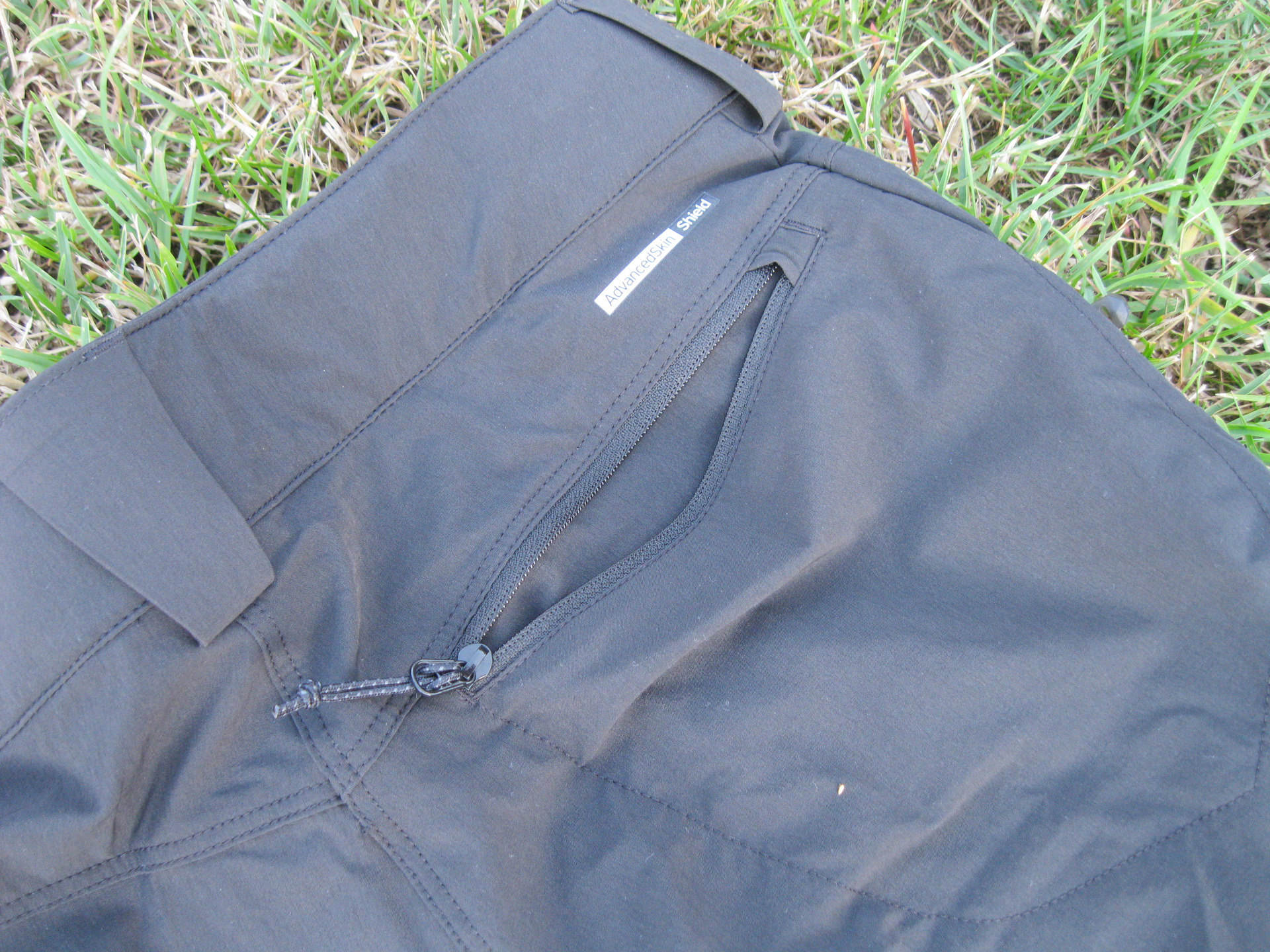 Blízký pohled na zadní kapsu a krásné poutko na pásek u dámských kalhot Salomon WAYFARER PANT W.