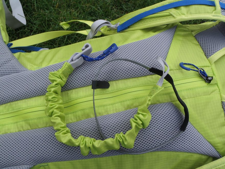 Fixace lyží se dá v létě z batohu Salomon X ALP 30 odejmout.