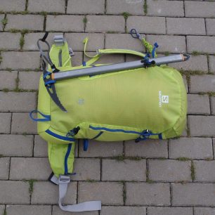 Fixce jednoho turistického cepínu na batohu Salomon X ALP 30.