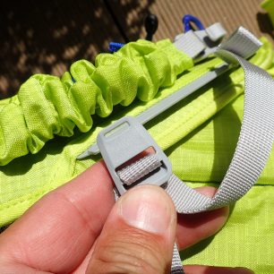 Hrudní popruh se fixuje na ramenní popruh nacvaknutím na plastovou lyžinu.