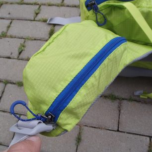 Kapsa na bederáku Salomon X ALP 30 lze otevřít i úplně zavřít pouze jednou rukou.