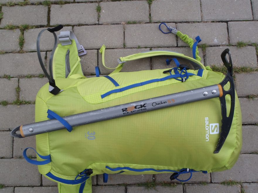 Klasické  poutko a klasické navlečení cepínu do poutka s přetočením a zajištěním pružnou tkanicí se samosvorkou.