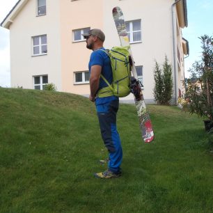 Lyže se na batoh Salomon X ALP 30 fixují diagonálně.