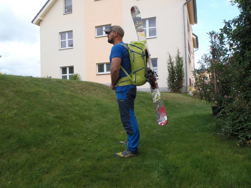 Lyže se na batoh Salomon X ALP 30 fixují diagonálně.