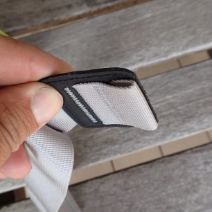 Na bederáku disponuje Salomon X ALP 30 okem a kovovým háčkem. Odolnější řešení než plastová spona.