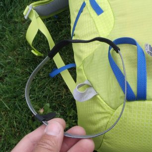 Oko na lyže se dá z batohu Salomon X ALP 30 odejmout.