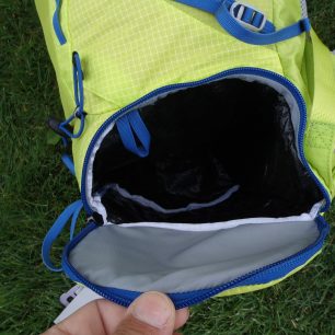 Polstrovaná a voděodolná spodní komora batohu Salomon X ALP 30.