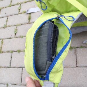 Prostorná kapsa na bederáku batohu Salomon X ALP 30.