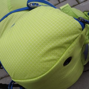 Spodní extra komora batohu Salomon X ALP 30 i s průchodkou na vytažení lana.