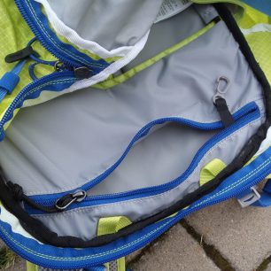 Vnitřní kapsa na zádech batohu Salomon X ALP 30.