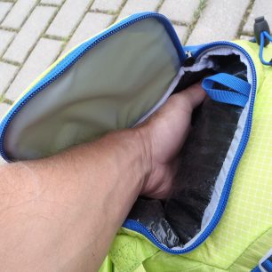 Volný prostor na dně batohu Salomon X ALP 30.