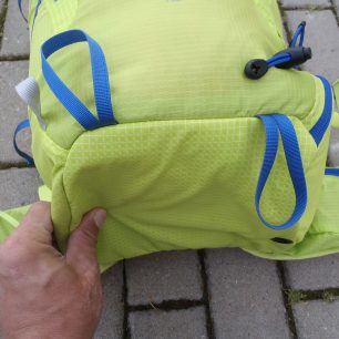 Volný prostor při prázdné spodní komoře u batohu Salomon X ALP 30.