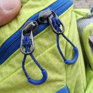 Vstup do hlavní komory batohu Salomon X ALP 30 zajištuje dvojice zipů s táhly a poutky.