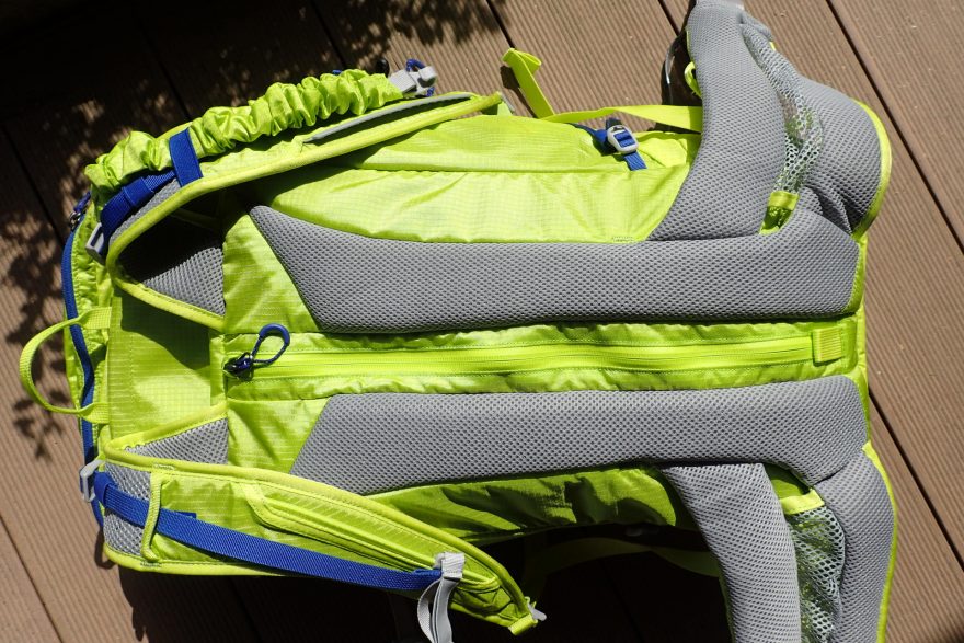 Zadní vstup do batohu Salomon X ALP 30.