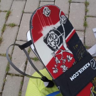 Zesílené oko na lyže pojme i širší lyže cca 100 mm pod patou.