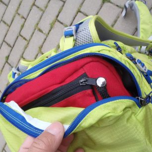 Zip na víku batohu Salomon X ALP 30 je na jedné straně delší tak, abyste se lépe do kapsy dostali.