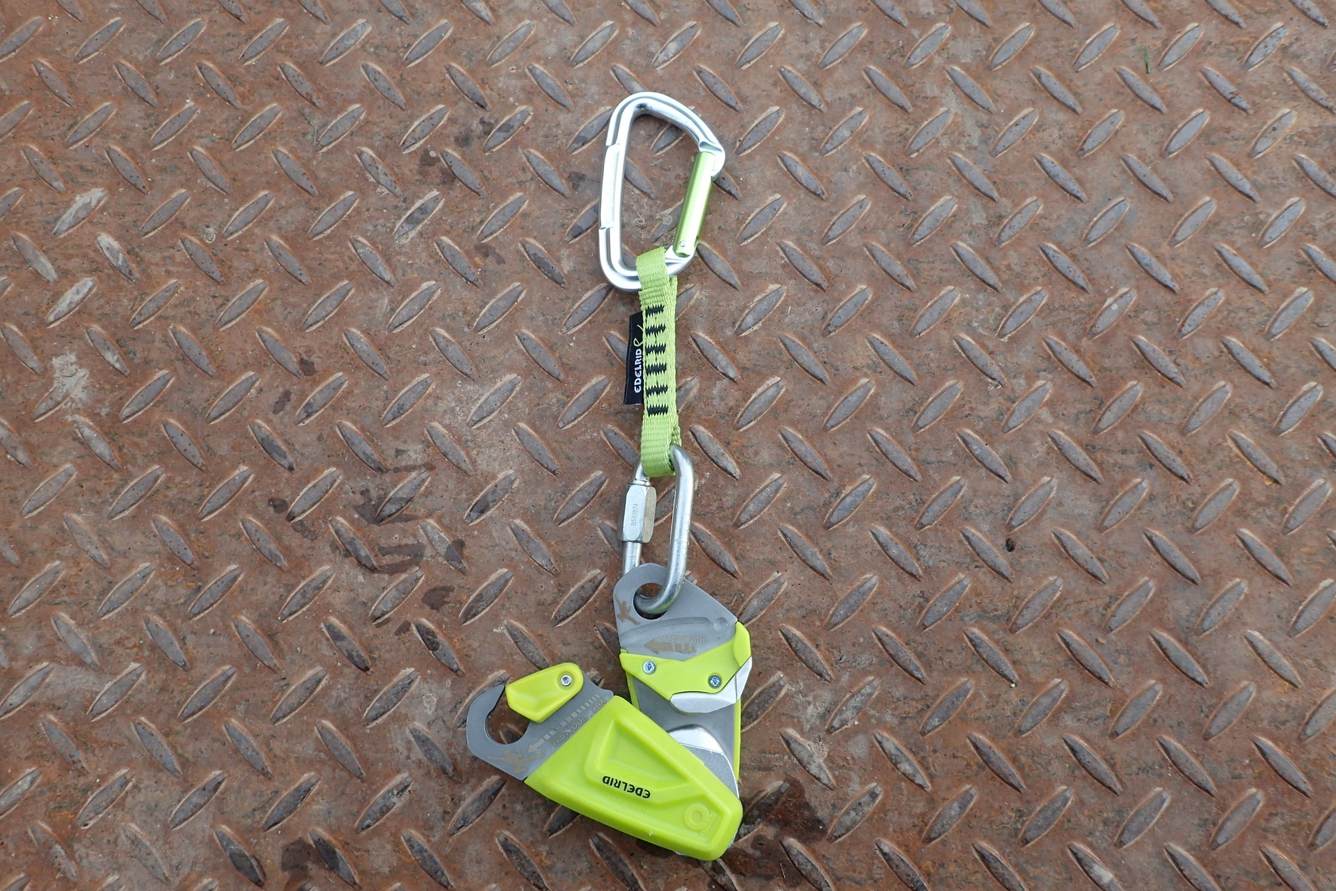 Důležité je si hlídat směr vložení lana do Edelrid OHM a k tomu vám pomáhají symboly a šipky.