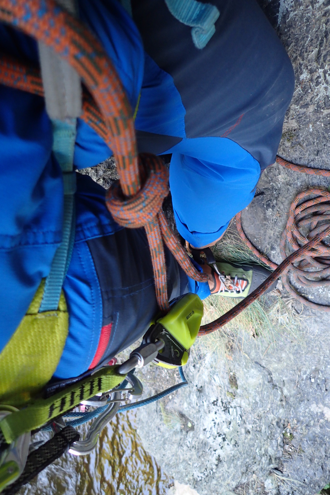 Edelrid OHM je možno mít takto dopředu nachystané na cvaknutí do prvního jištění.