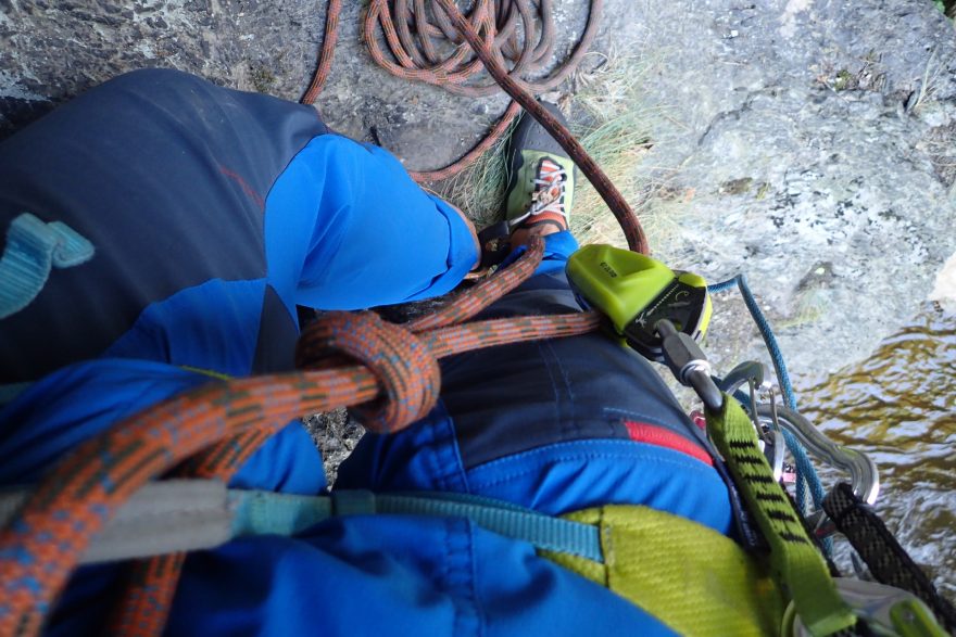 Edelrid OHM je možno mít takto dopředu nachystané na cvaknutí do prvního jištění.