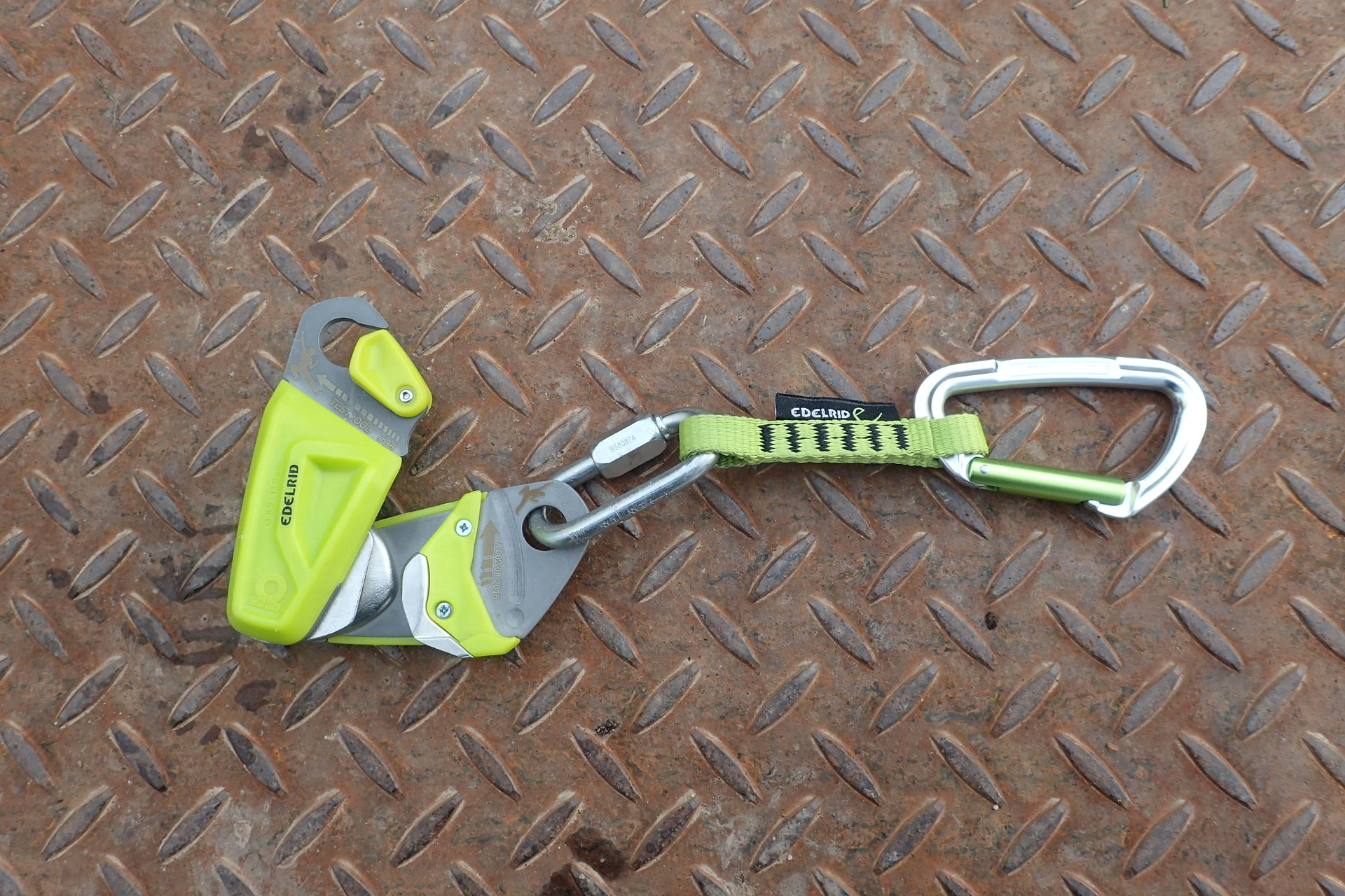 Kompletní Edelrid OHM včetně expreskového popruhu a keylock karabiny.